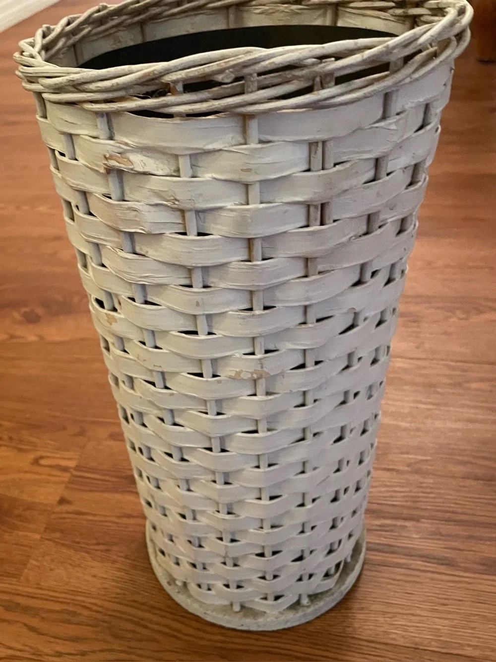 Vintage Metal Lined Flower/Plant Basket Farmhouse Cottage Rustic White 14”x8”